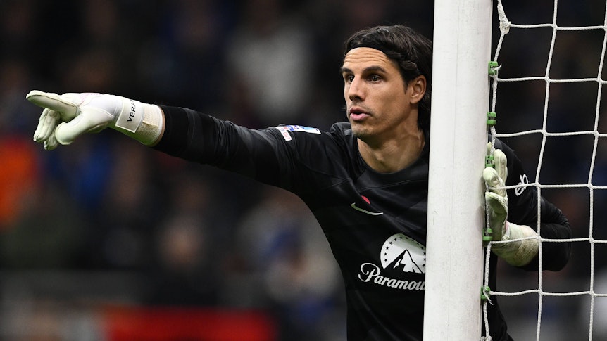 Yann Sommer gibt im Inter-Trikot Anweisungen.