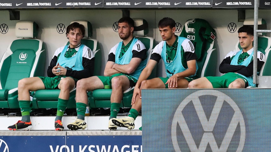 Rocco Reitz, Joe Scally, Fabio Chiarodia und Grant-Leon Ranos auf der Bank.