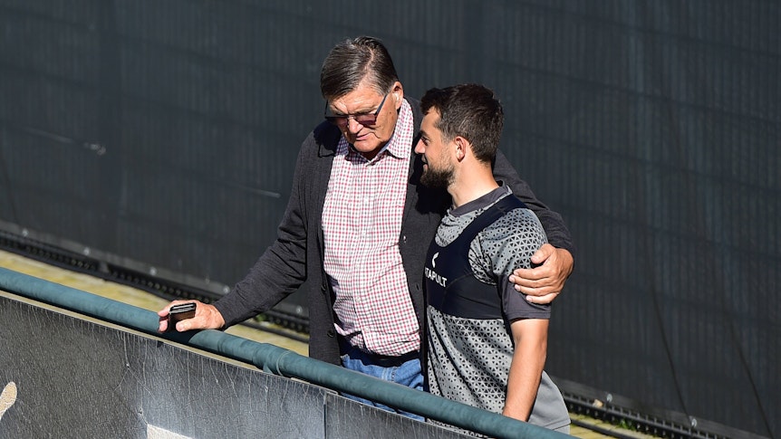 Hans Meyer legt seinen Arm um Amin Younes.