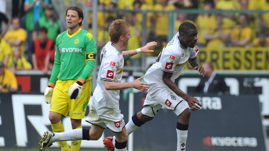 Mo Idrissou beim Torjubel mit Marco Reus.