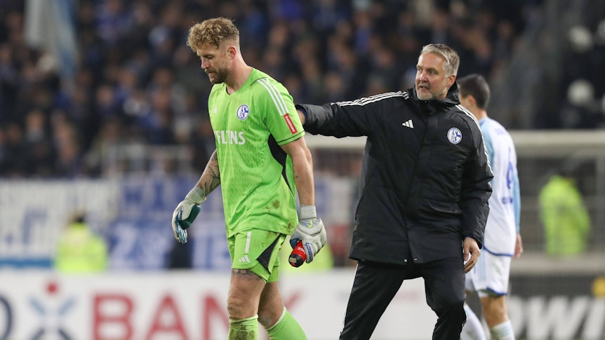 Simon Henzler schlägt Ralf Fährmann auf den Rücken.