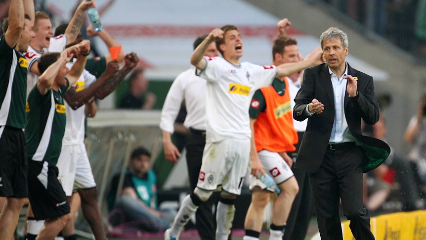 Lucien Favre jubelt vor der Gladbacher Ersatzbank.