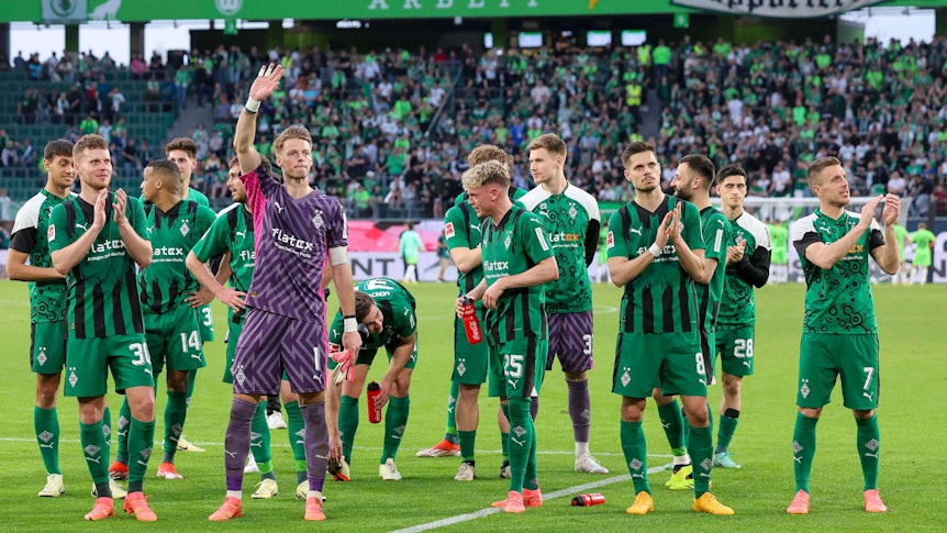 Die Borussia-Spieler vor der Gästekurve.