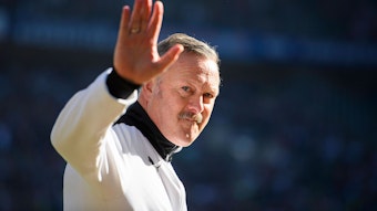 Roland Virkus mit einem Gruß in Richtung Haupttribüne.