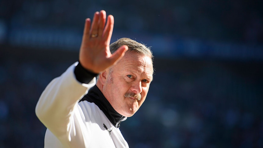 Roland Virkus mit einem Gruß in Richtung Haupttribüne.