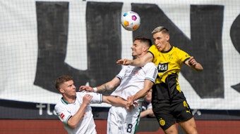 Julian Weigl im Kopfballduell.