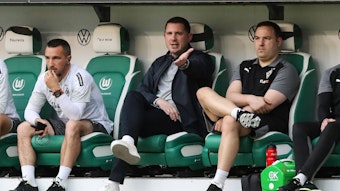 Nils Schmadtke hebt seinen linken Arm und beschwert sich.