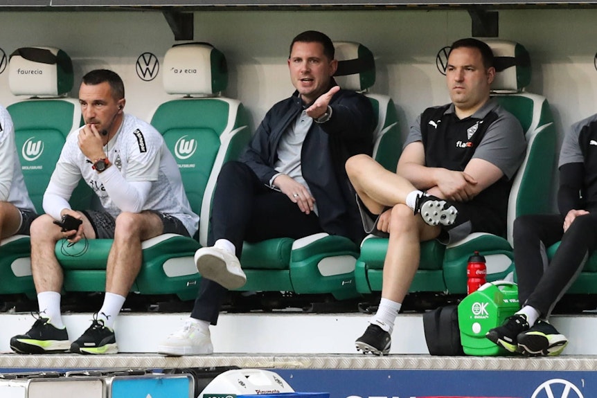 Nils Schmadtke hebt seinen linken Arm und beschwert sich.