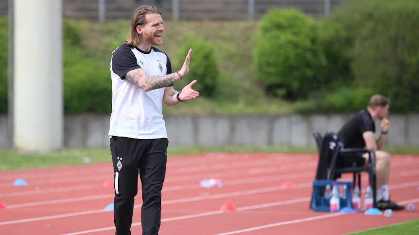 Trainer der U23 von Borussia Mönchengladbach gibt Handzeichen während eines Spiels.