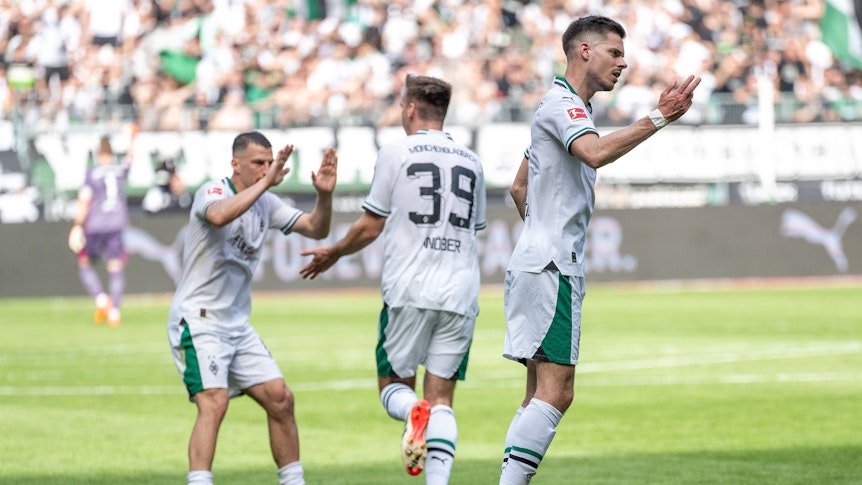 Spieler von Borussia Mönchengladbach bejubeln einen Treffer.