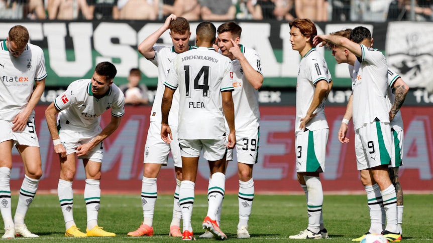 Die Profis von Borussia Mönchengladbach bei einer Team-Ansprache vor dem Spiel gegen Borussia Dortmund.