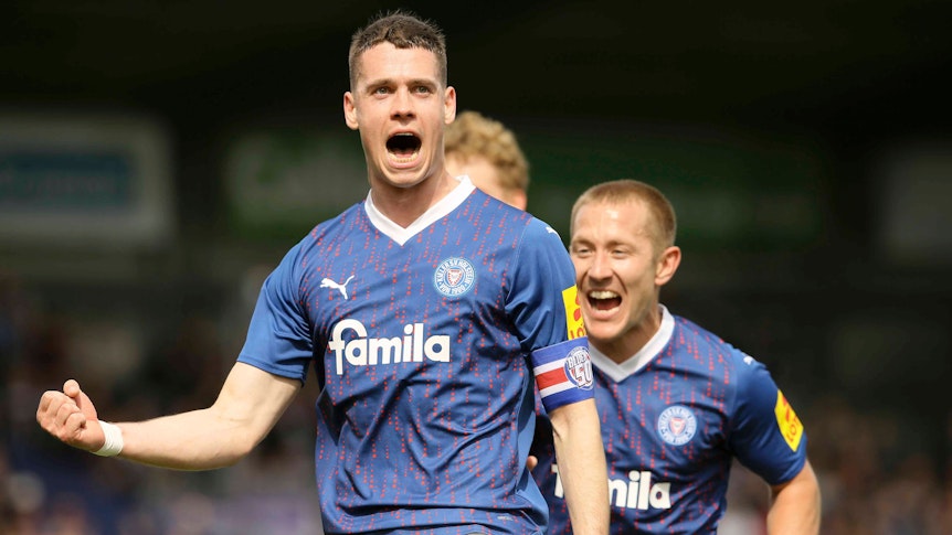 Spieler von Holstein Kiel und Transferziel von Borussia Mönchengladbach jubelt.
