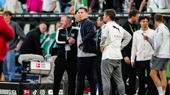 Roland Virkus gibt Nils Schmadtke die Hand.