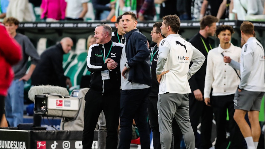 Roland Virkus gibt Nils Schmadtke die Hand.