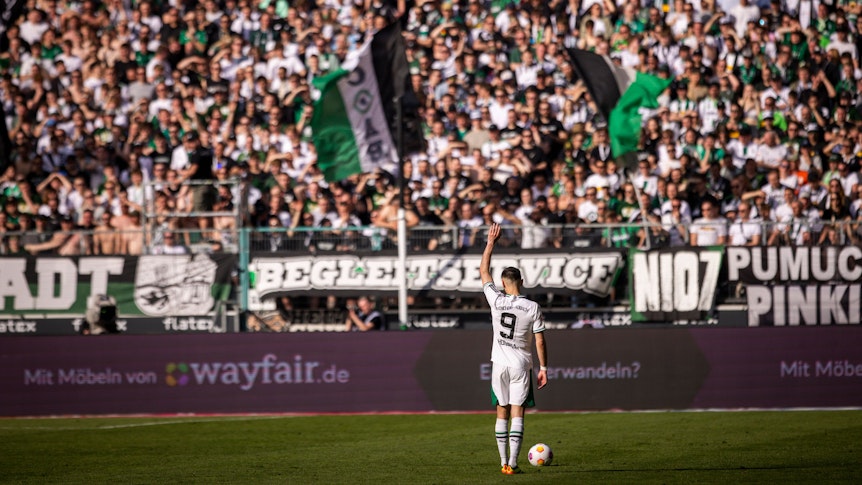 Franck Honorat bei einem Freistoß.