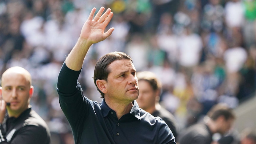 Gerardo Seoane mit einem Gruß in Richtung Tribüne.