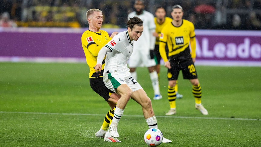 Rocco Reitz behauptet den Ball gegen Marco Reus.