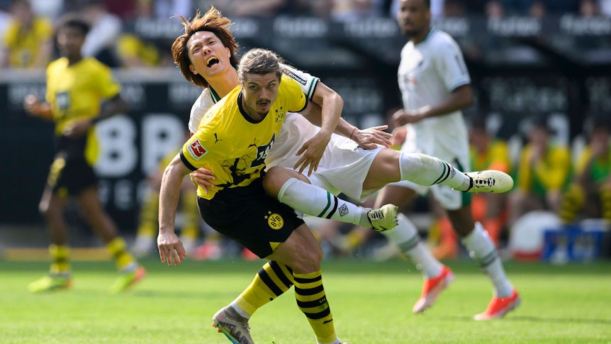 Ko Itakura wird von Marcel Sabitzer zu Fall gebracht.