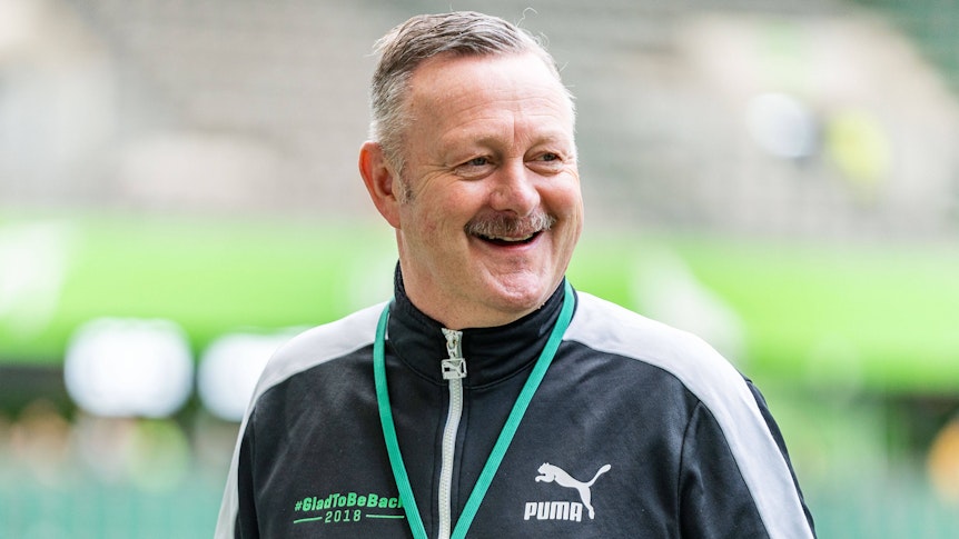 Roland Virkus lächelt am Spielfeldrand.