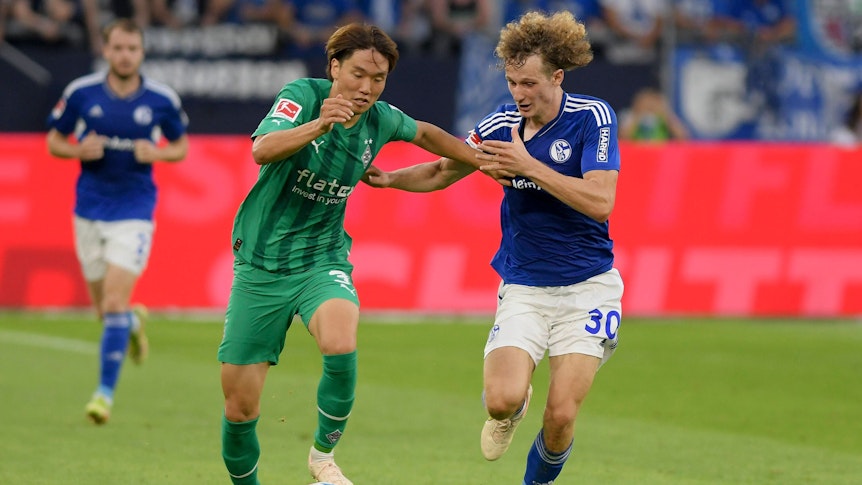 Ko Itakura und Alex Kral im Kampf um den Ball.