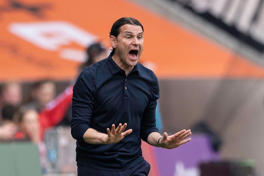 Gerardo Seoane gibt energisch Anweisungen am Spielfeldrand.