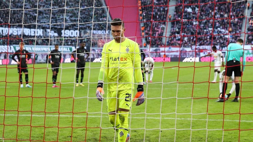 Tobias Sippel vor einem Elfmeter.