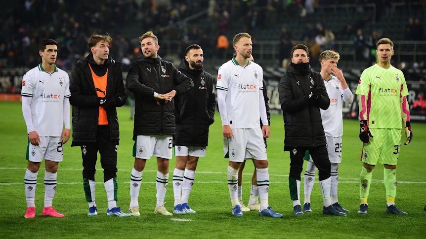 Borussia-Spieler vor der Nordkurve.