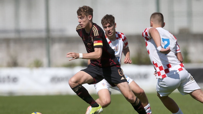 Niklas Swider am Ball im DFB-Trikot.