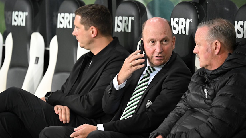 Nils Schmadtke, Stephan Schippers und Roland Virkus sitzen auf der Borussia-Bank.