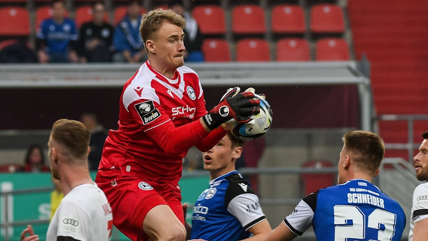 Jonas Kersken fängt einen Ball ab.
