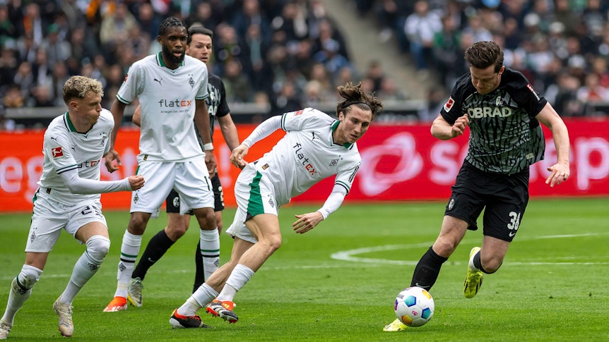 Spieler von Borussia Mönchengladbach in einem Zweikampf um den Ball.