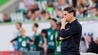 Gerardo Seoane hält die Hand vor dem Mund.
