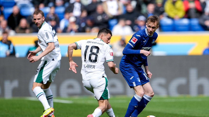 Stefan Lainer im Zweikampf.