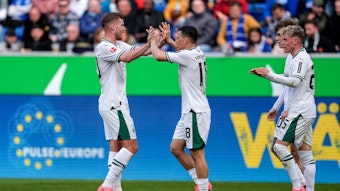 Spieler von Borussia Mönchengladbach bejubeln einen Treffer.