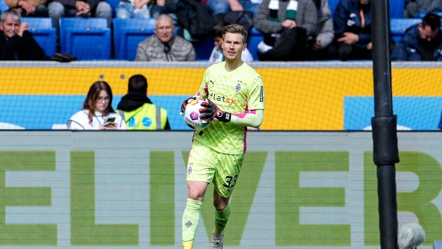 Torwart von Borussia Mönchengladbach mit Ball in der Hand.