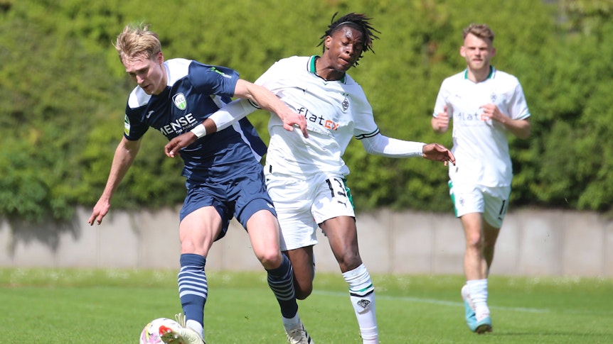 Talent von Borussia Mönchengladbach in einem Zweikampf um den Ball.