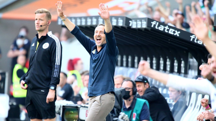 Adi Hütter beim Jubel vor der Borussia-Bank.