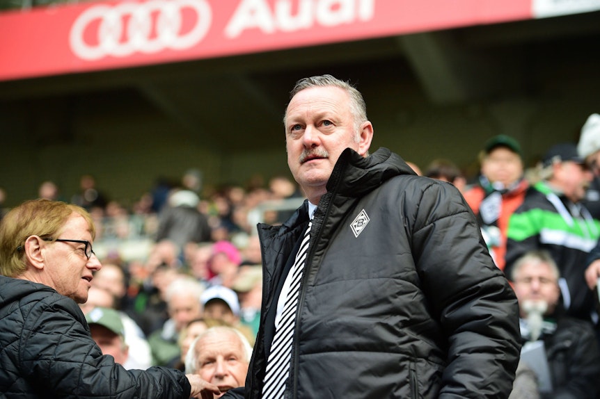 Roland Virkus vor der Südkurve im Borussia-Park.
