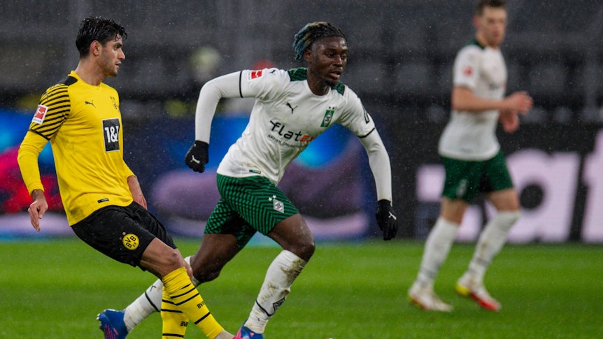 Mo Dahoud spielt einen Pass, Manu Koné läuft hinterher.
