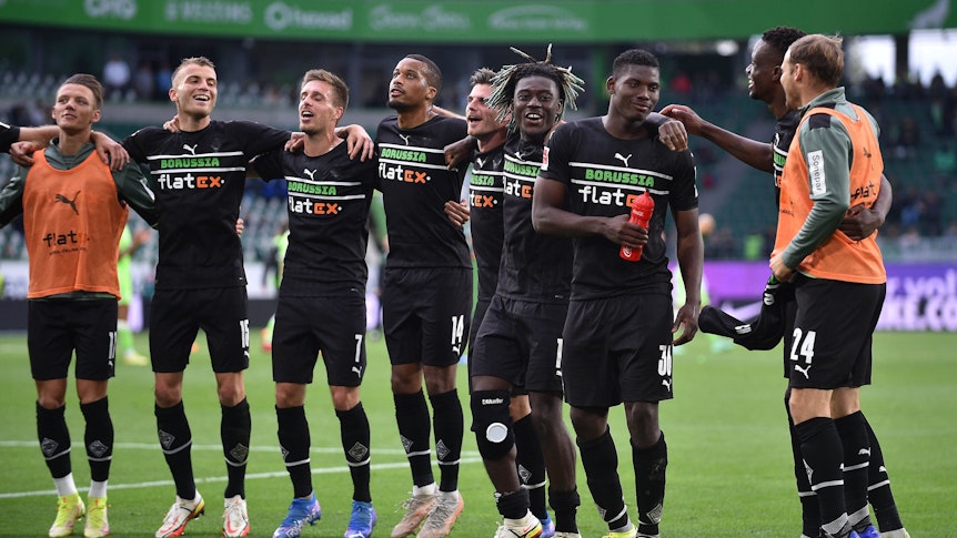 Borussia-Spieler jubeln vor dem Gästeblock.