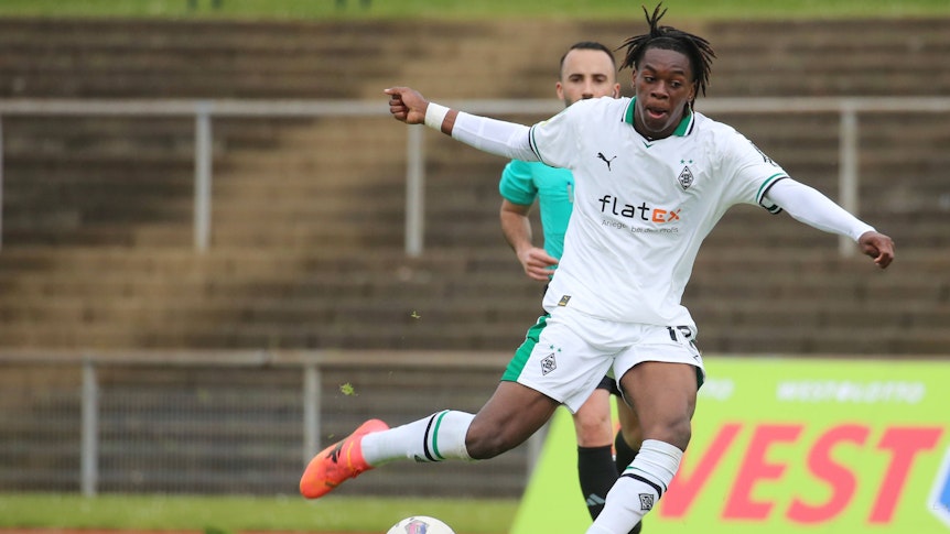 Winsley Boteli spielt einen Ball im Borussia-Trikot.