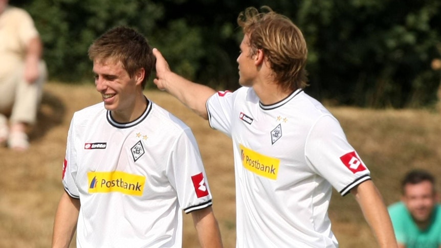 Tony Jantschke streicht Patrick Herrmann über den Hinterkopf.