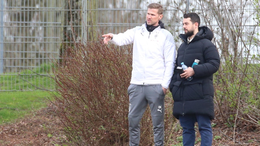Oliver Kirch steht neben Amin Younes.