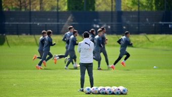 Gerardo Seoane beobachtete seine Mannschaft beim Lauf-Training.