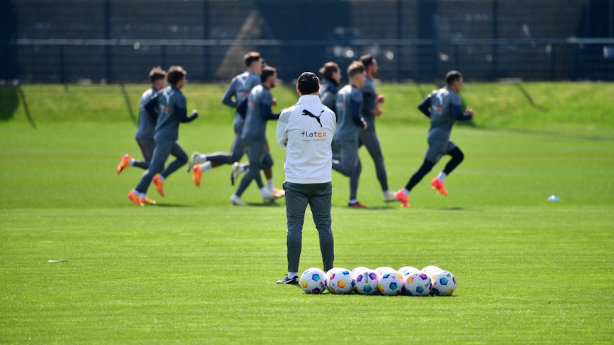 Gerardo Seoane beobachtete seine Mannschaft beim Lauf-Training.