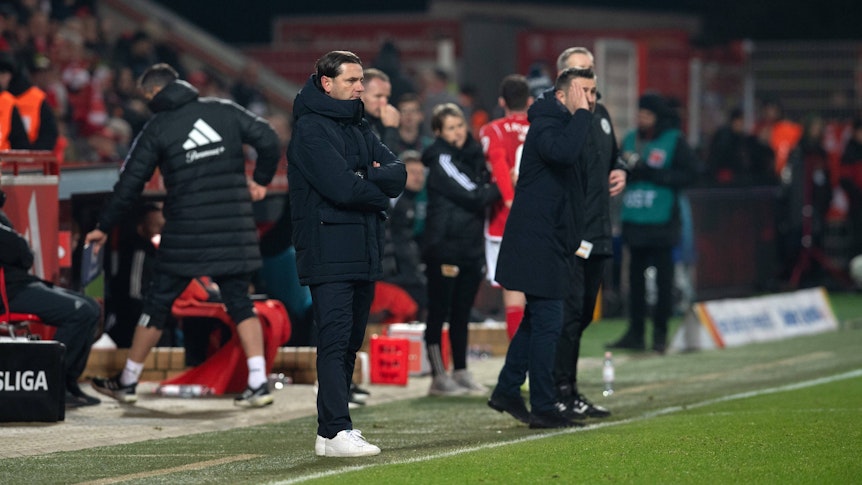 Gerardo Seoane und Nenad Bjelica stehen an der Seitenlinie.