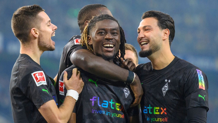 Gladbach-Spieler jubeln und lachen gemeinsam.