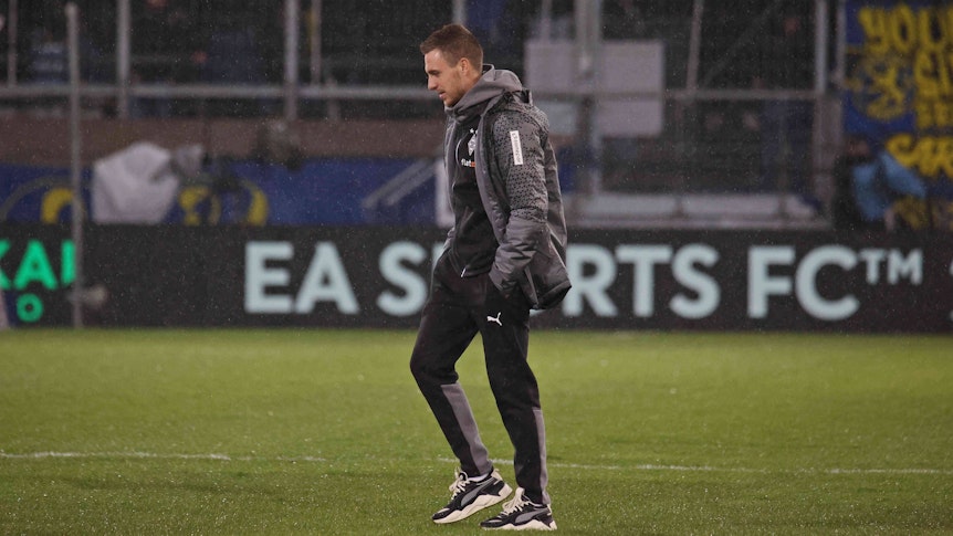 Patrick Herrmann bei der Platzbegehung in Saarbrücken.