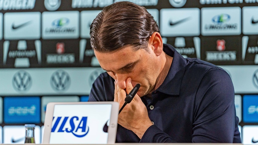 Gerardo Seoane fasst sich an die Nase.