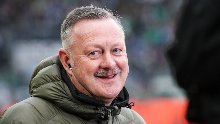 Roland Virkus am Spielfeldrand im Borussia-Park.